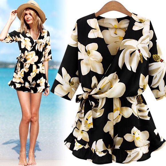 Black ruffled open tie floral romper / jumpsuit ☀️ - Picture 2 of 4